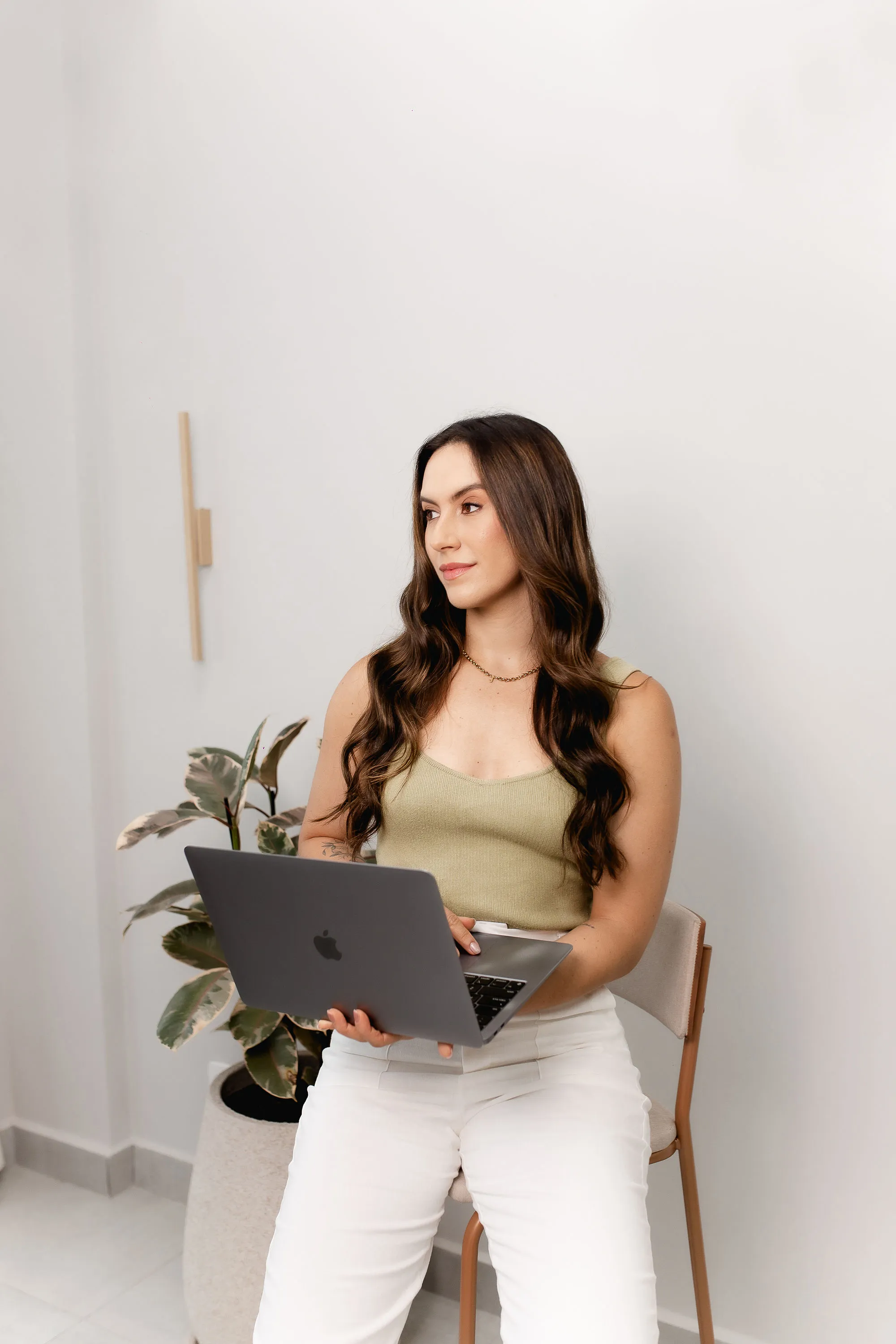 Jennifer Moneda em ambiente calmo, representando o cuidado no pré e pós-cirúrgico